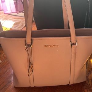 Soft pink Michael kors tote. In 7/10 condition. Authentic